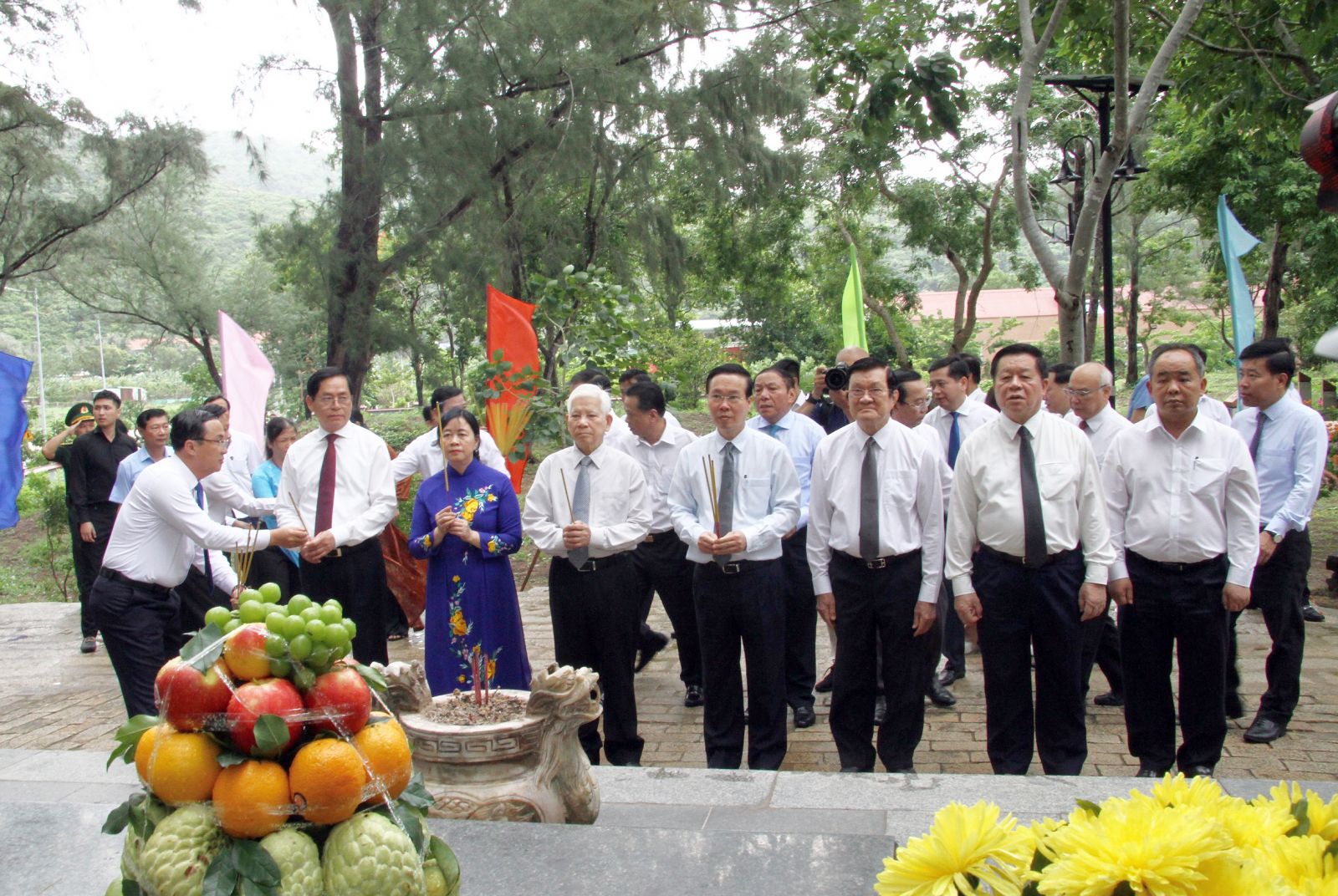 Đoàn viếng dâng hương tại mộ tưởng niệm cố Tổng Bí thư Lê Hồng Phong