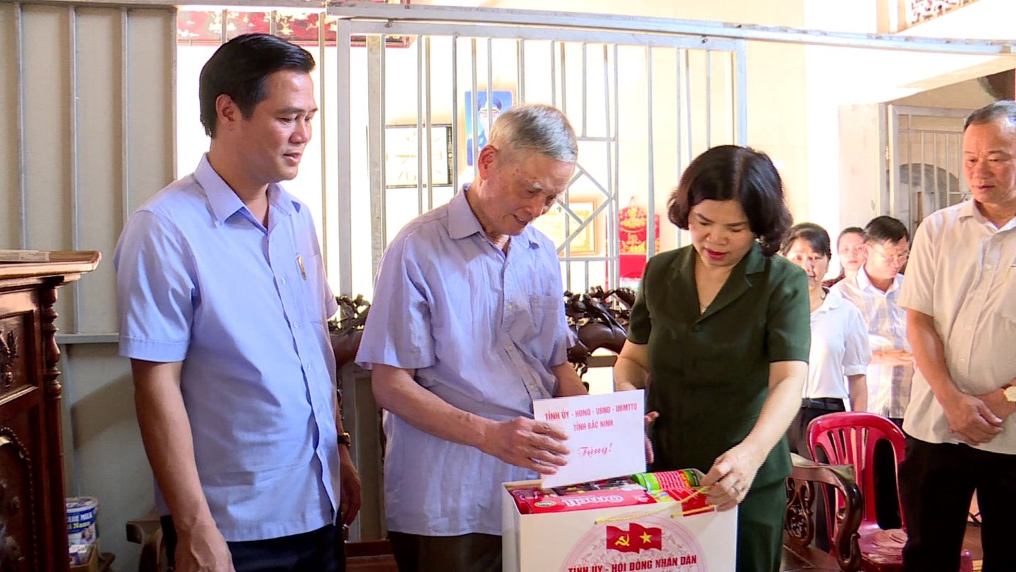Chủ tịch UBND tỉnh Nguyễn Hương Giang tặng quà 2 thương binh nặng 4/4 tại TP. Từ Sơn