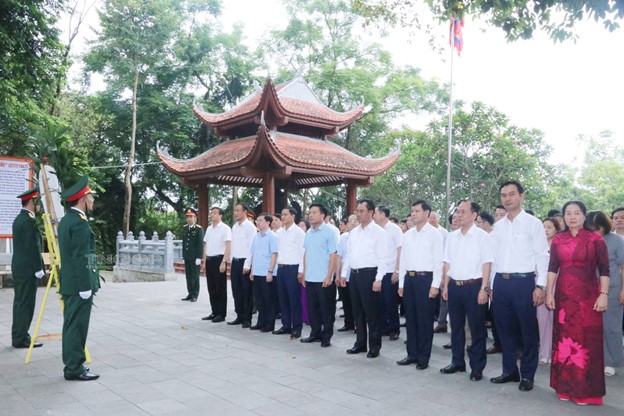 Đoàn đại biểu tại Khu di tích lịch sử Quốc gia 27-7 tổ dân phố Bàn Cờ, TT. Hùng Sơn, H.Đại Từ