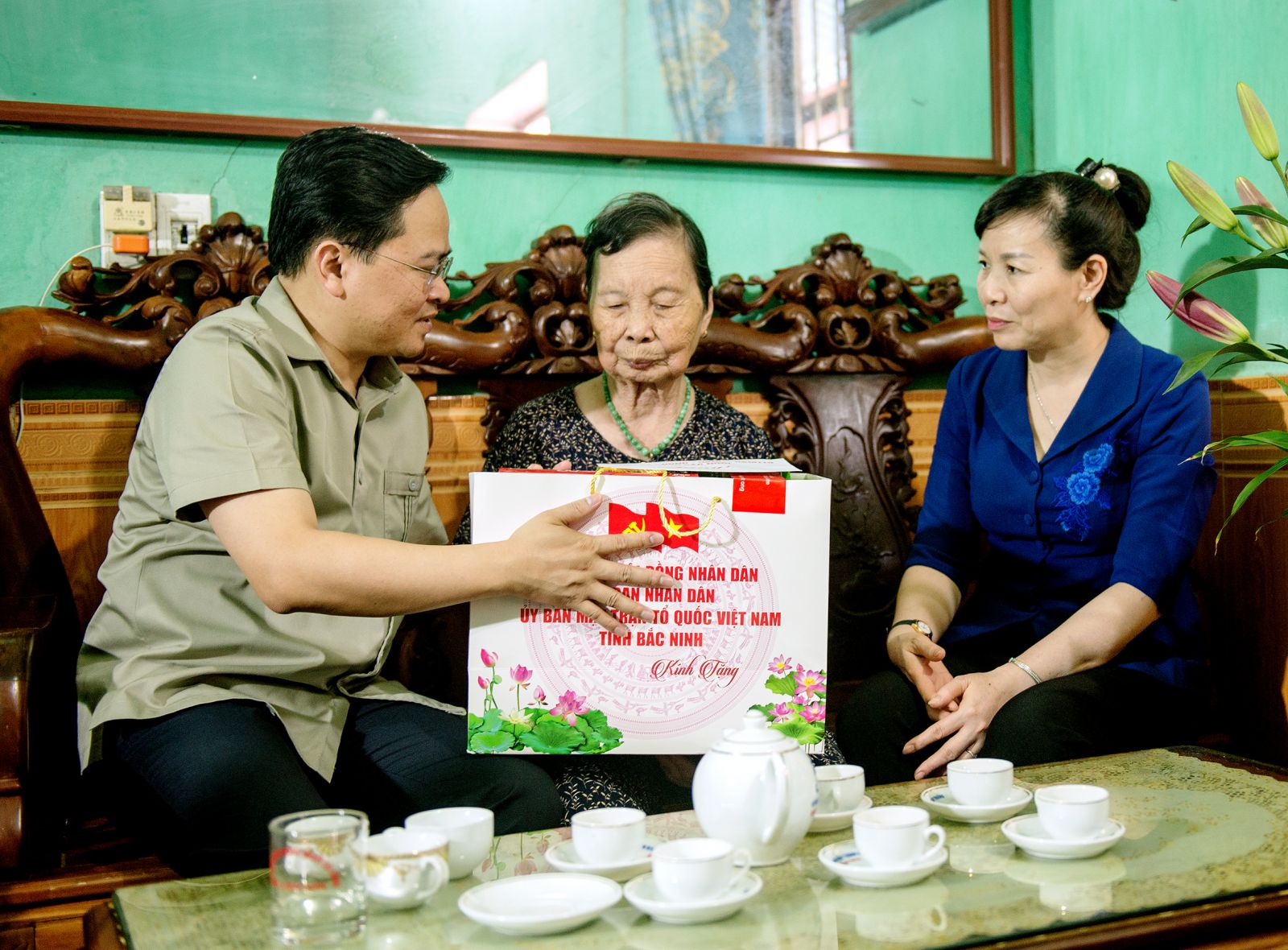 Bí thư Tỉnh ủy Nguyễn Anh Tuấn thăm, tặng quà Mẹ Việt Nam anh hùng Nguyễn Thị Sự tại xã Quỳnh Phú