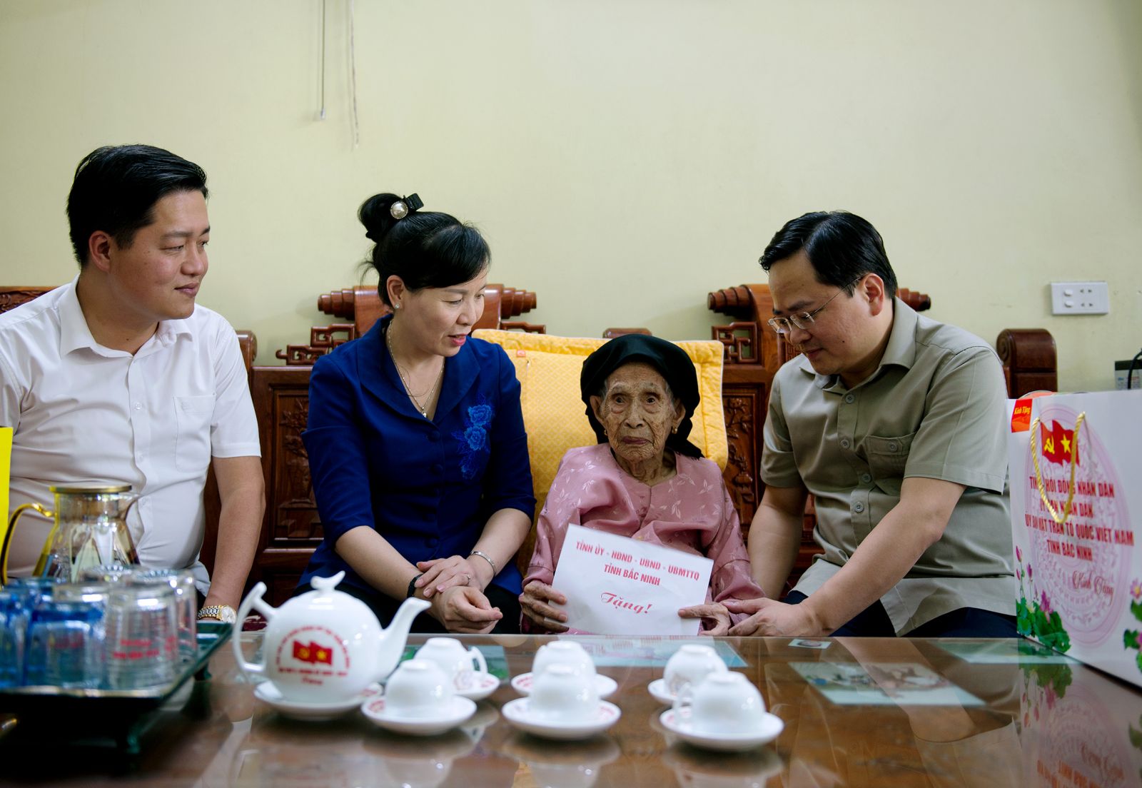 Bí thư Tỉnh ủy Nguyễn Anh Tuấn thăm, tặng quà Mẹ Việt Nam Anh hùng Nguyễn Thị Hòa 