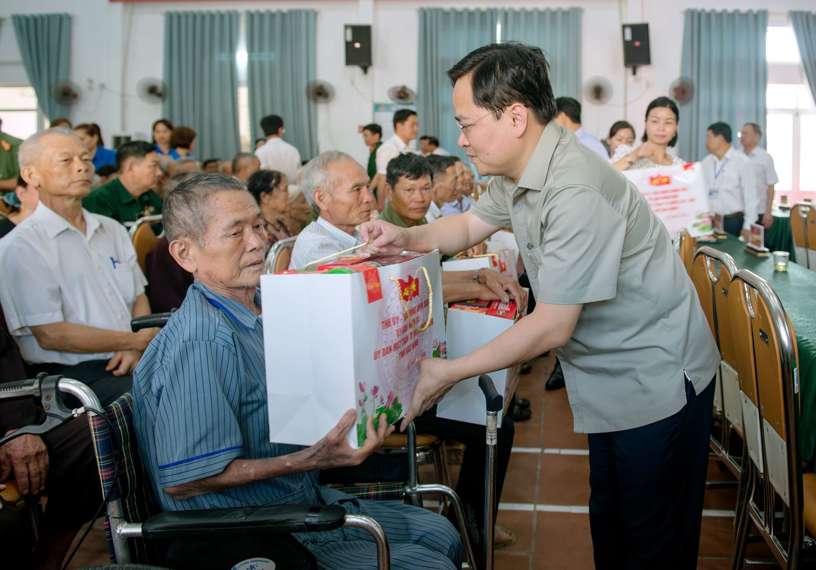 Bí thư Tỉnh ủy Nguyễn Anh Tuấn tặng quà thương bệnh binh tại X.Xuân Lai, H. Gia Bình 