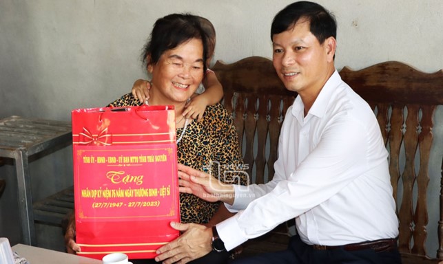 Ông Dương Xuân Hùng, Trưởng Ban Tổ chức Tỉnh ủy Thái Nguyên, tặng quà bà Vi Thị Nghi, xóm Đồng Bài, X.Tràng Xá (H.Võ Nhai), là bệnh binh, bị suy giảm khả năng lao động 82%