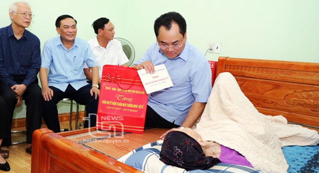 Chủ tịch UBND tỉnh Trịnh Việt Hùng thăm, tặng quà gia đình bà Hoàng Thị Sang, là mẹ của 2 liệt sĩ, ở xóm Đồng Sang, xã Cổ Lũng