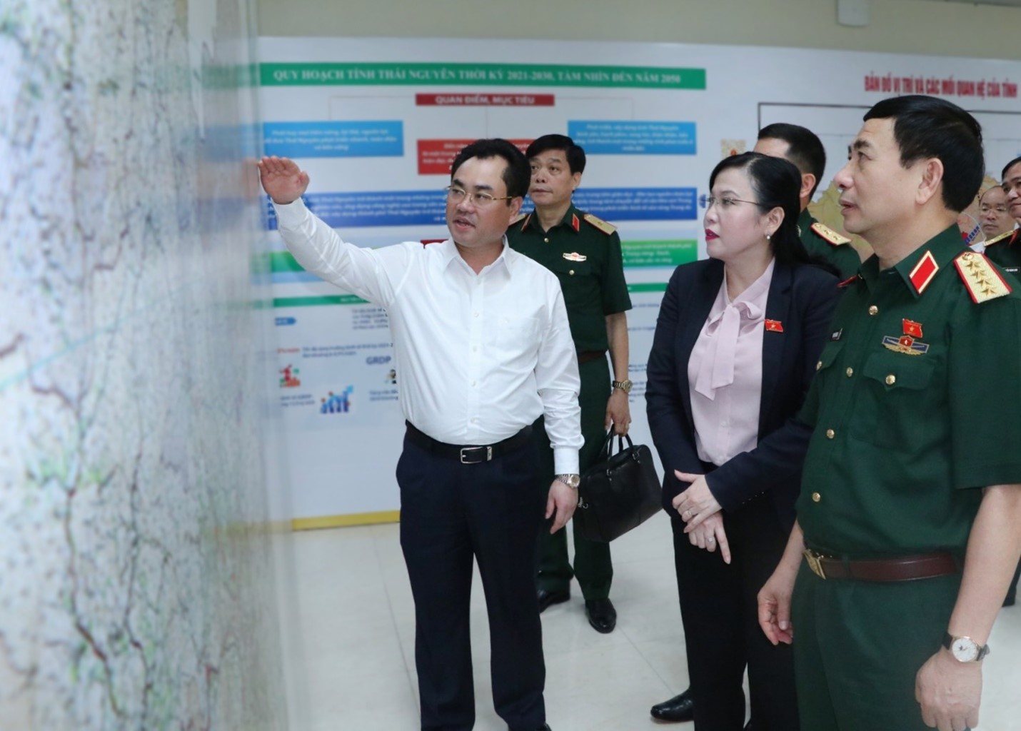 Chủ tịch UBND tỉnh Thái Nguyên giới thiệu quy hoạch tỉnh với Đoàn công tácp/của Bộ trưởng Quốc phòng Phan Văn Giang