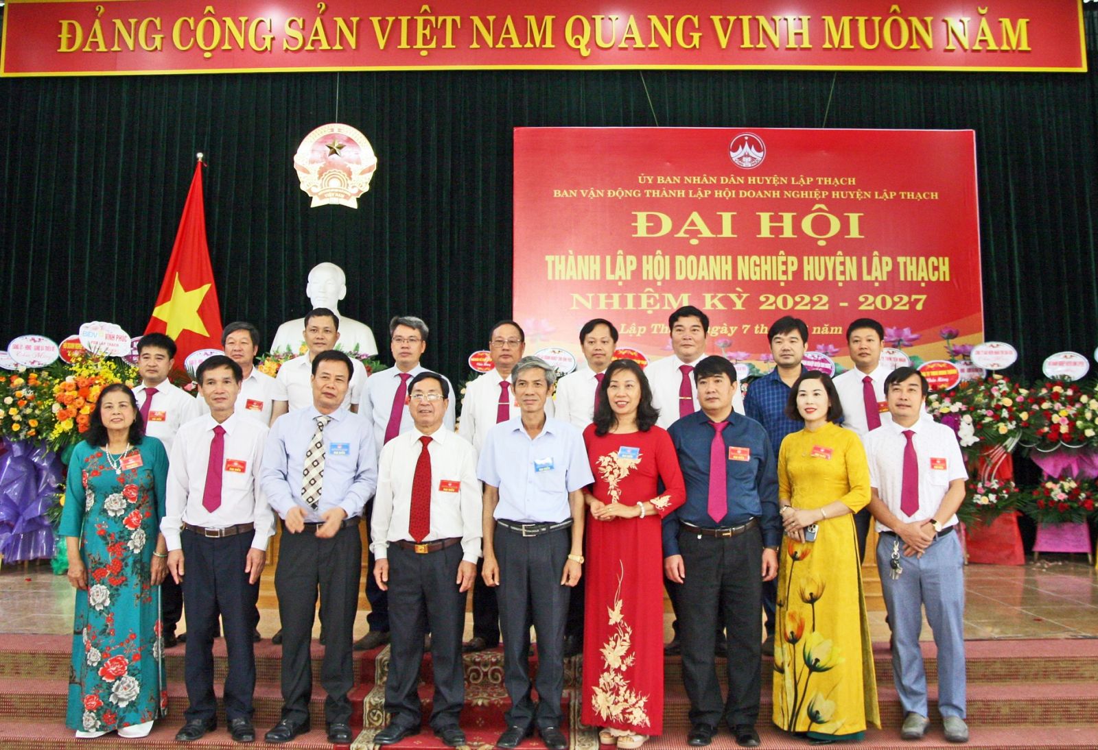 Lãnh đạo HHDN tỉnh, lãnh đạo huyện Lập Thạch chụp ảnh lưu niệm cùng Hội Doanh nghiệp huyện Lập Thạch nhiệm kỳ I (2022-2027)
