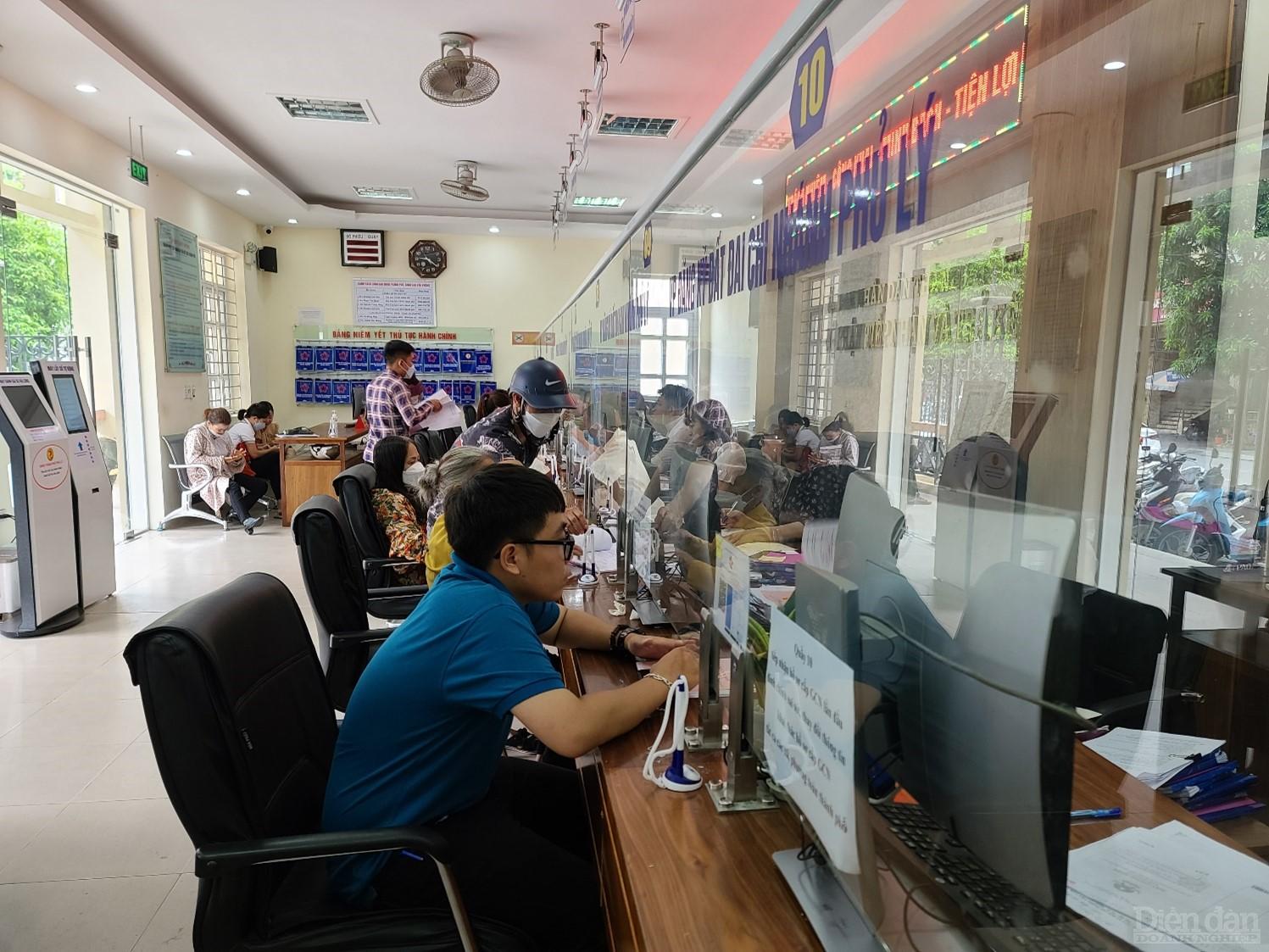 Người dân thực hiện TTHC tại Bộ phận một cửa TP Phủ Lý, tỉnh Hà Nam. Ảnh: Vũ Phường