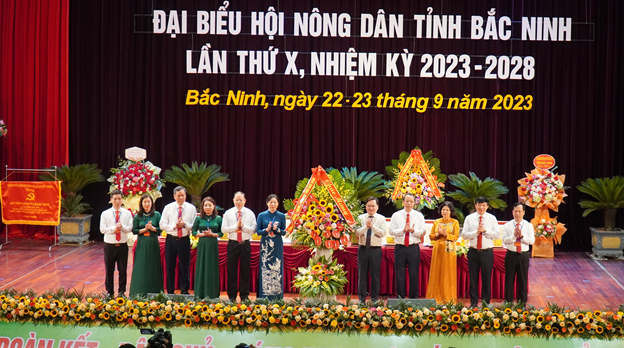 Lãnh đạo Tỉnh ủy, HĐND, UBND tỉnh Bắc Ninh tặng hoa chúc mừng đại hội