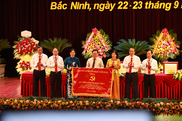 Ông Nguyễn Anh Tuấn - Bí thư Tỉnh ủy Bắc Ninh và lãnh đạo tỉnh Bắc Ninh tặng bức trướng cho lãnh đạo Hội Nông dân tỉnh Bắc Ninh với nội dung: 
