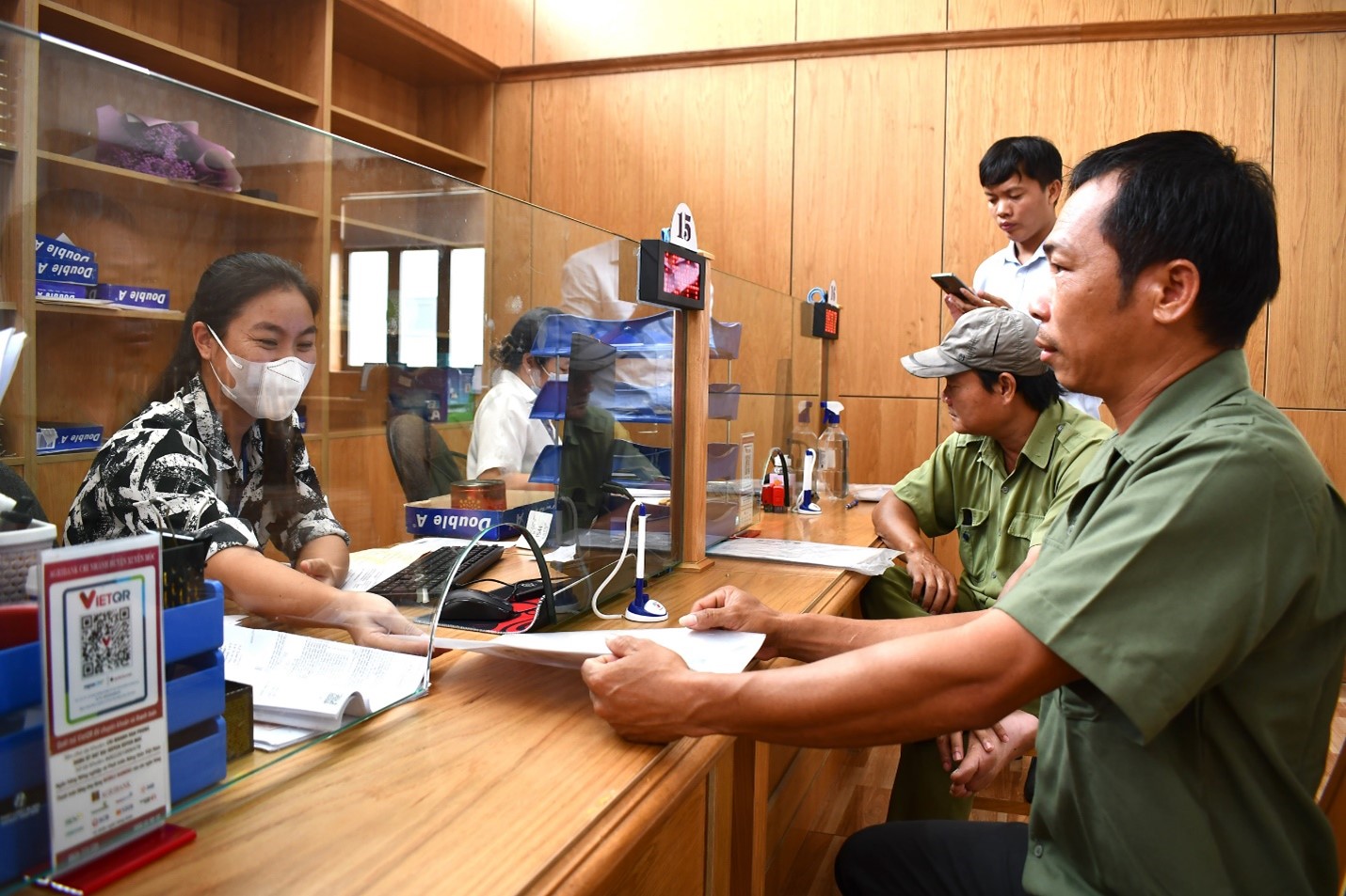 Người dân thực hiện TTHC tại Bộ phận Tiếp nhận và Trả kết quả UBND huyện Xuyên Mộc