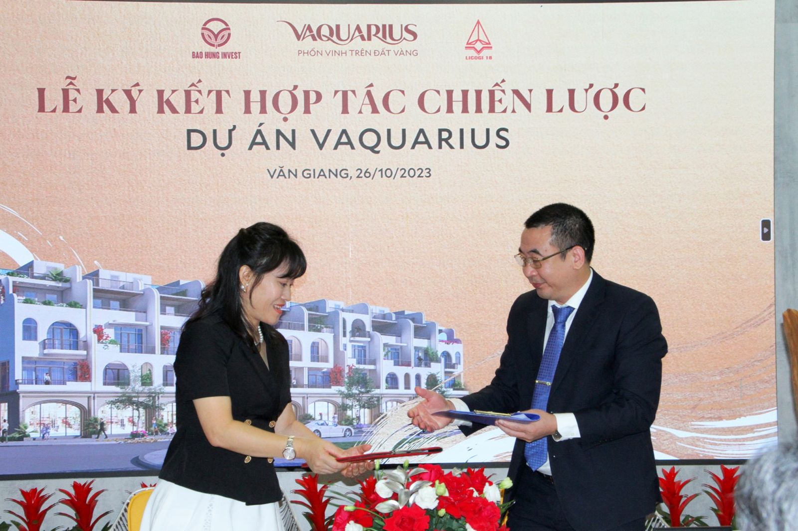 Bà Nguyễn Thị Hương Lan cùng ông Nguyễn Xuân Hưng, Chủ tịch HĐQT CTCP đầu tư và xây dựng số 18 (Licogi 18) ký kết hợp tác chiến lược