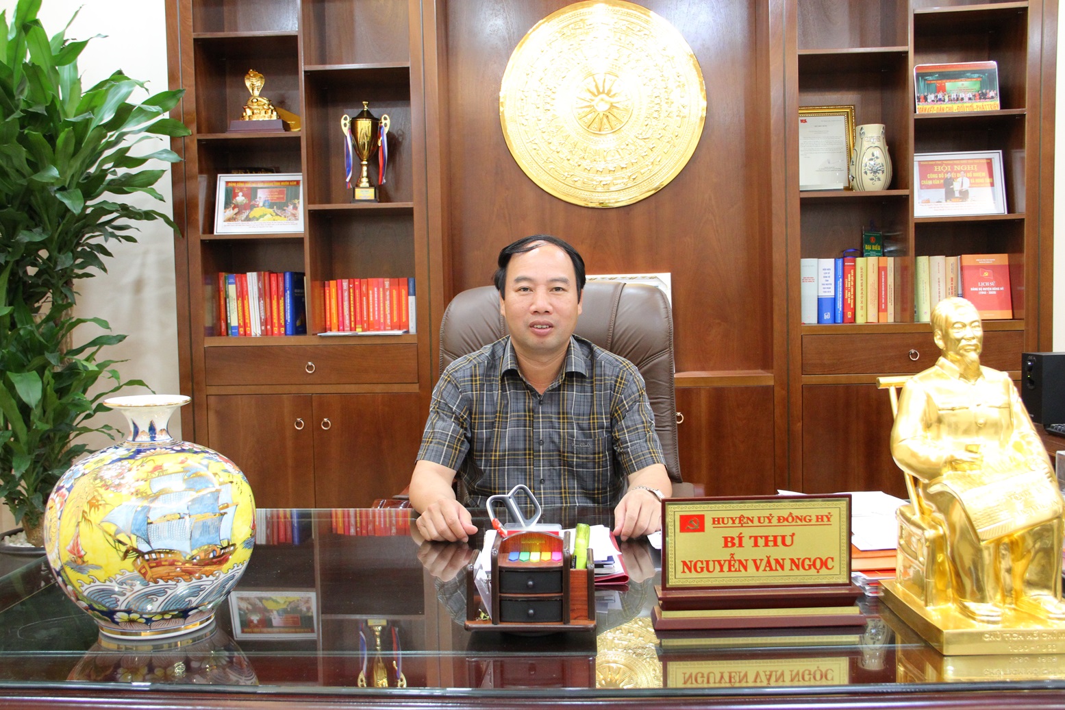 Theo Bí thư Huyện ủy Đồng Hỷ - Nguyễn Văn Ngọc, các sản phẩm OCOP đang góp phần thúc đẩy kinh tế địa phương phát triển. Ảnh: Vũ Phường