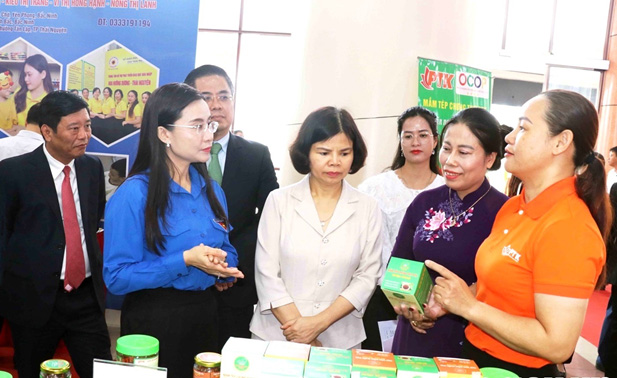 Chủ tịch UBND tỉnh Nguyễn Hương Giang (giữa) cùng các lãnh đạo thăm quan gian hàng với sản phẩm mắm tép chưng thịt của Công ty CP PTK Bắc Ninh
