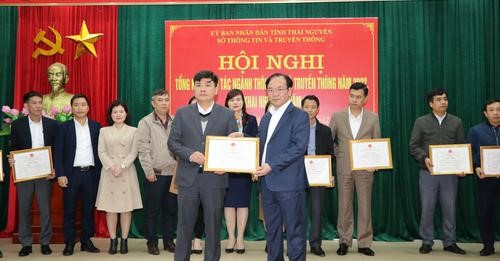 Giám đốc Sở Thông tin và Truyền thông tỉnh Thái Nguyên Đỗ Xuân Hòa tặng Giấy khen cho Bưu điện tỉnh Thái Nguyên vì có đóng góp tích cực trong công tác thông tin và truyền thông của tỉnh năm 2022