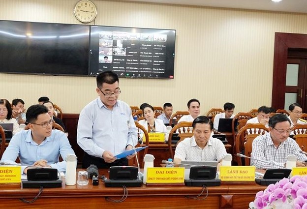 Đại diện Công ty TNHH Hóa chất Hyosung Vina nêu các kiến nghị của doanh nghiệp tới chính quyền tỉnh