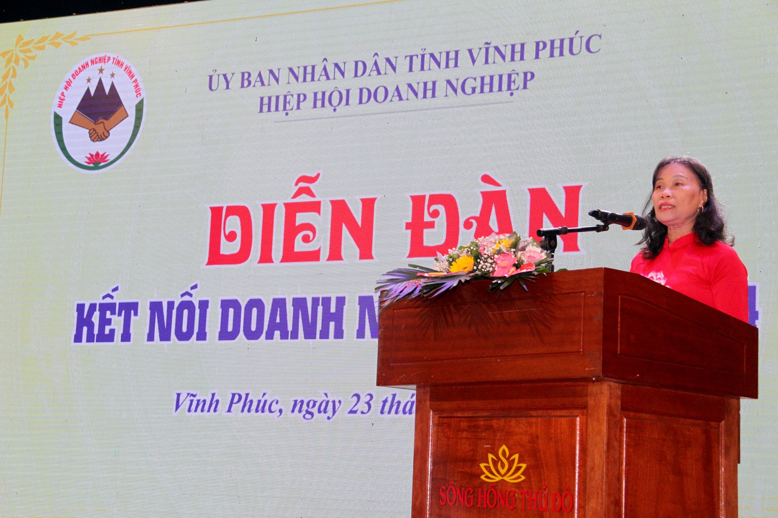 Bà Phạm Thị Hồng Thủy, Chủ tịch Hiệp hội Doanh nghiệp tỉnh Vĩnh Phúc phát biểu tại Diễn đàn