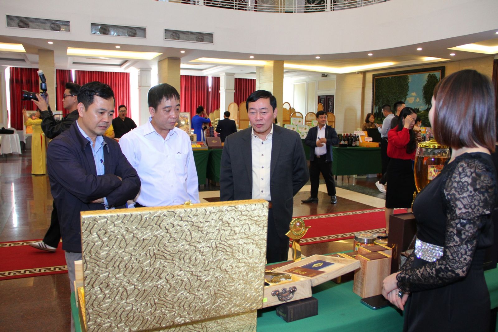 Ông Nguyễn Văn Cường (áo trắng, đứng giữa) tham quan gian hàng Đông trùng hạ thảo Tam Đảo