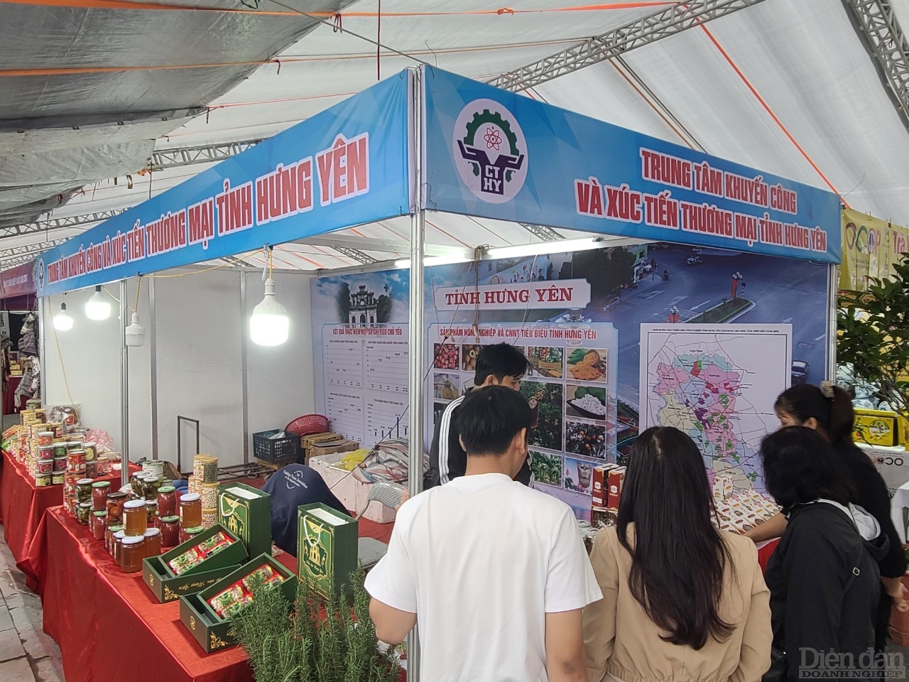 Các sản phẩm OCOP tỉnh Hưng Yên cũng “góp mặt”, tạo nên sự đa dạng sản phẩm tại Hội chợ