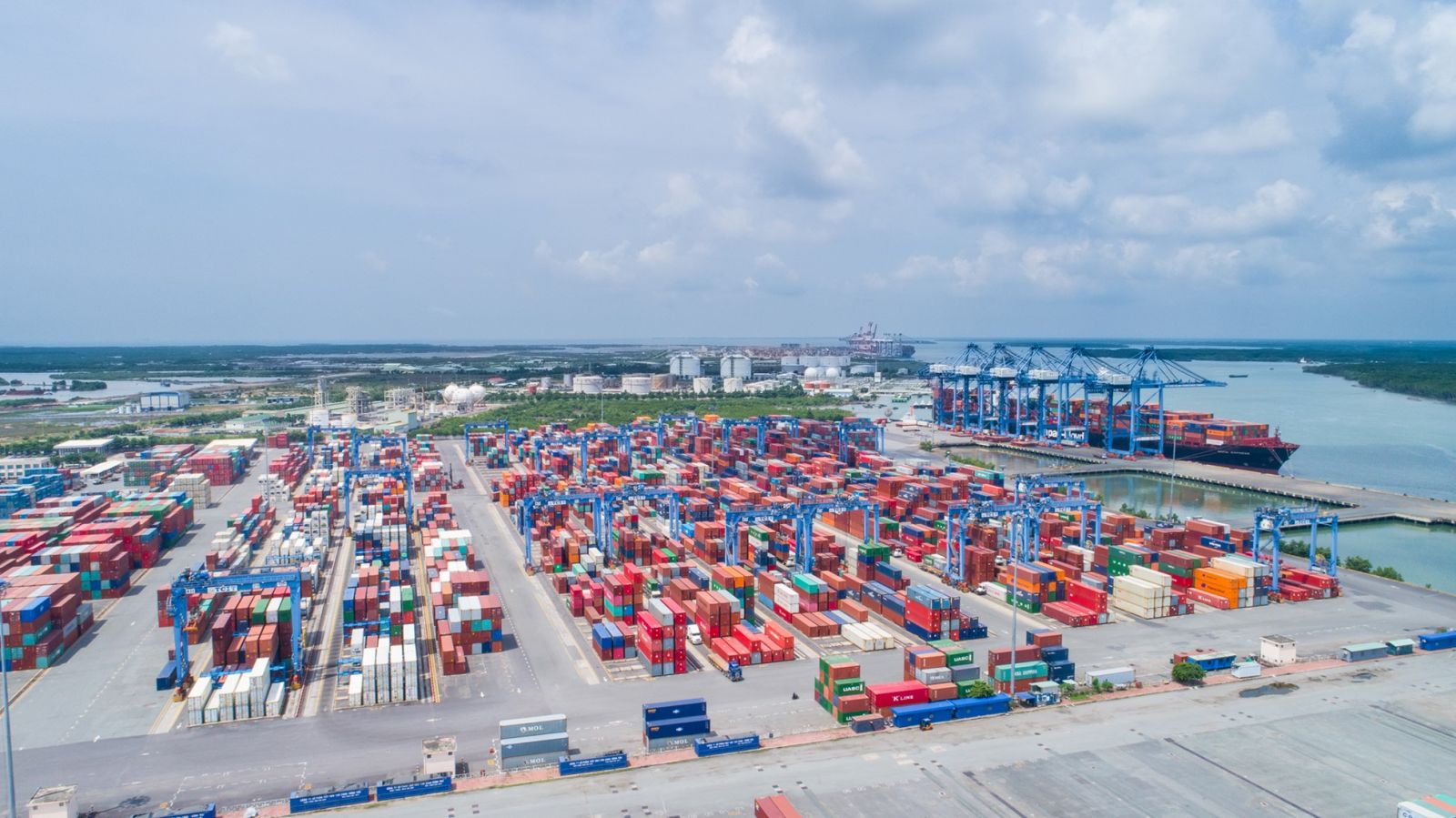 Cảng Cái Mép – Thị Vải có vai trò thu hút các hãng tàu lớn và cạnh tranh với các cảng nước sâu khác trong khu vực và thế giới.