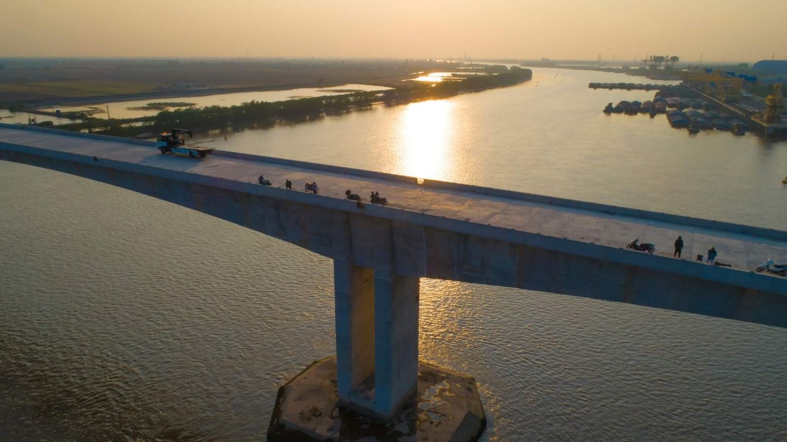Cầu Trà Lý 2 bắc qua sông Trà Lý nối 2 huyện ven biển Thái Thụy - Tiền Hải nằm trên tuyến đường bộ ven biển Thái Bình. Ảnh: Nam Hồng