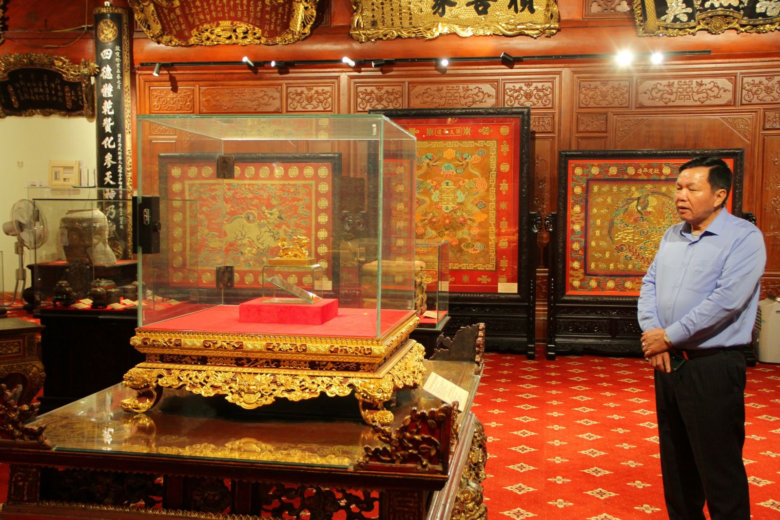 Ông Nguyễn Thế Hồng giới thiệu những cổ vật hiện có tại bảo tàng do chính ông lập nên