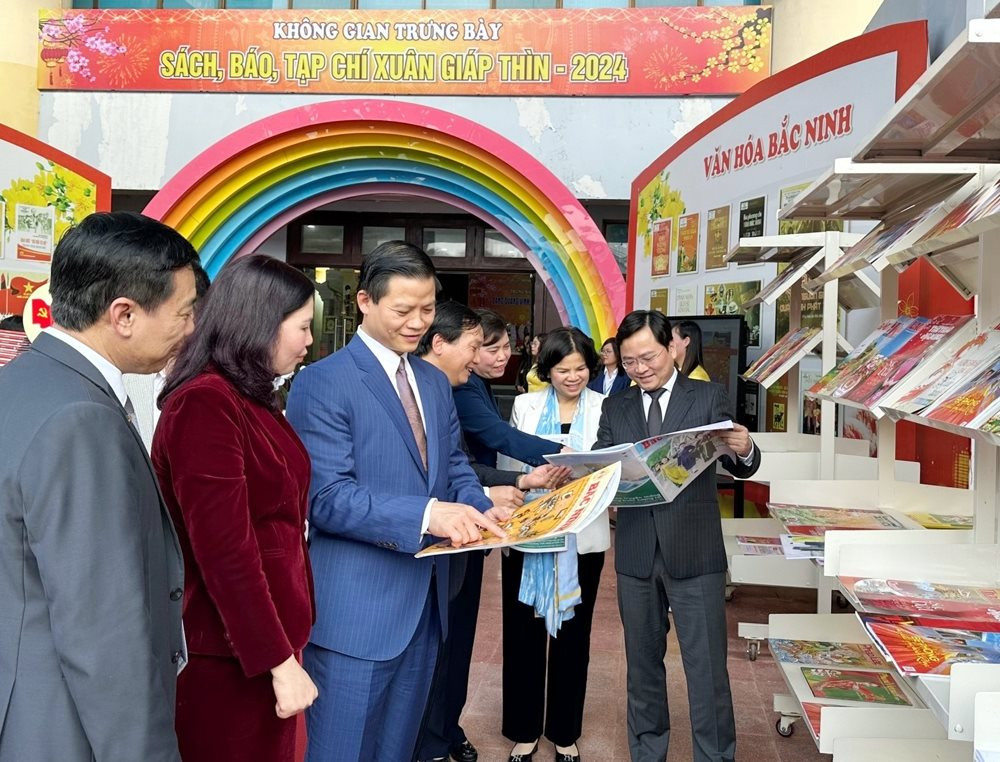 Lãnh đạo tỉnh Bắc Ninh tham quan gian hàng trưng bày các ấn phẩm báo chí