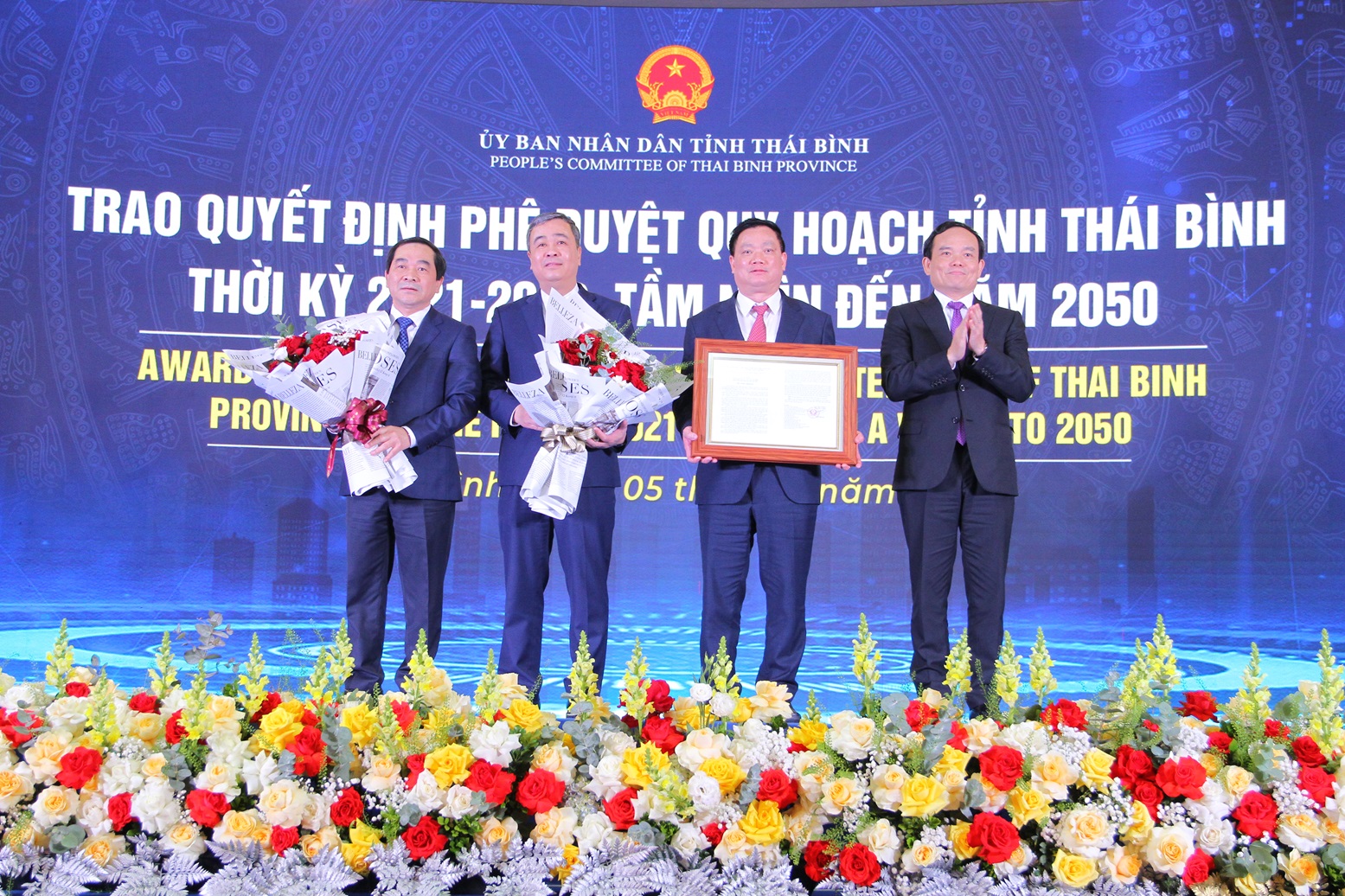 Phó Thủ tướng Trần Lưu Quang trao Quyết định 1735/QĐ-TTg ngày 29/12/2023 của Thủ tướng Chính phủ phê duyệt Quy hoạch tỉnh Thái Bình thời kỳ 2021 - 2030, tầm nhìn đến năm 2050 cho lãnh đạo tỉnh Thái Bình