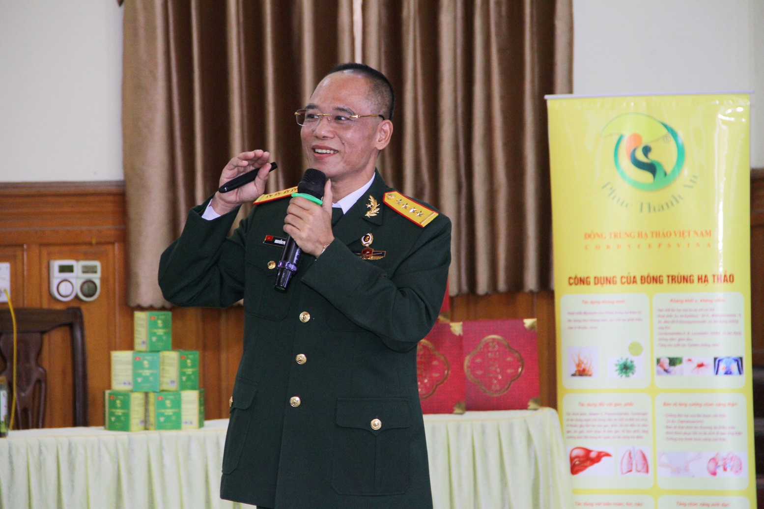 Doanh nhân cựu chiến binh Nguyễn Phúc Hưng chia sẻ mô hình nuôi cấy đông trùng hạ thảo. Ảnh: Vũ Phường