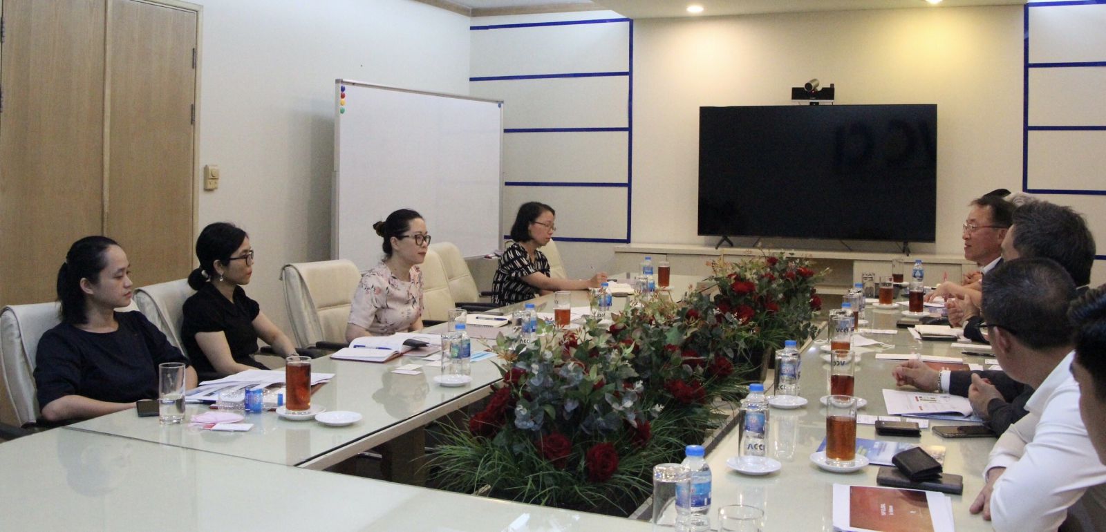 Tổng Thư ký VCCI Trần Thị Lan Anh làm việc với công ty YAP