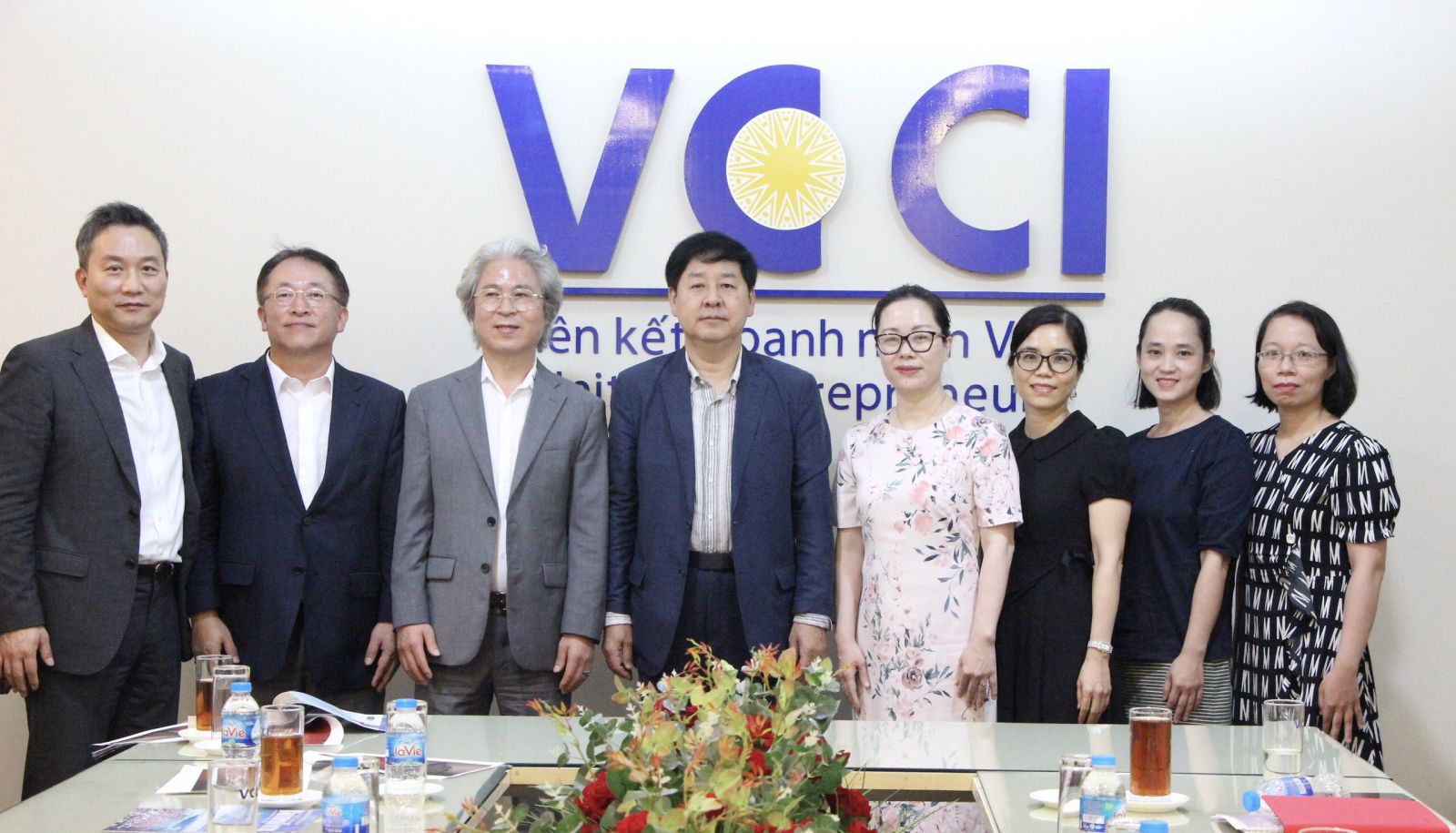 Tổng Thư ký VCCI Trần Thị Lan Anh chụp ảnh lưu niệm cùng các thành viên công ty YAP