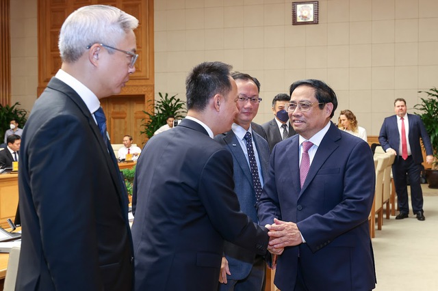 Thủ tướng Phạm Minh Chính với các nhà đầu tư nước ngoài tại hội nghị (ảnh: VPG)