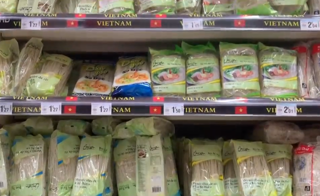 Các mặt hàng chế biến sau gạo của Việt Nam được bày bán tại siêu thị ở Châu Âu