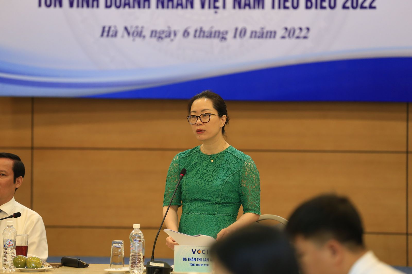 Tổng Thư ký VCCI Trần Thị Lan Anh thông tin về hội thảo khoa học “Đạo đức doanh nhân và văn hóa kinh doanh Việt Nam trong bối cảnh mới” (ảnh: Đức Thanh)