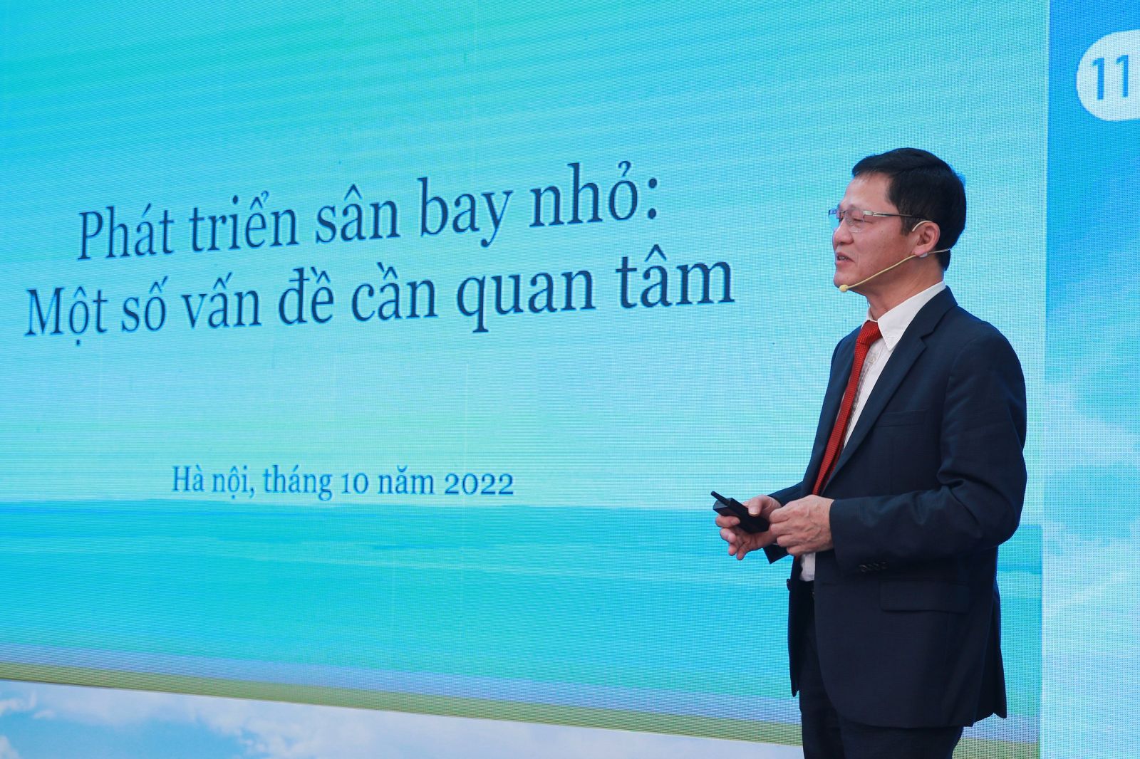 Phó Viện trưởng Viện Chiến lược phát triển Nguyễn Văn Vịnh trao đổi về một số vấn đề phát triển sân bay nhỏ