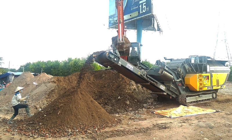 Dây chuyền tái chếp/chất thải xây dựng thành gạch không nung tại công ty CP dịch vụ sản xuất Toàn Cầu (Hà Nội).