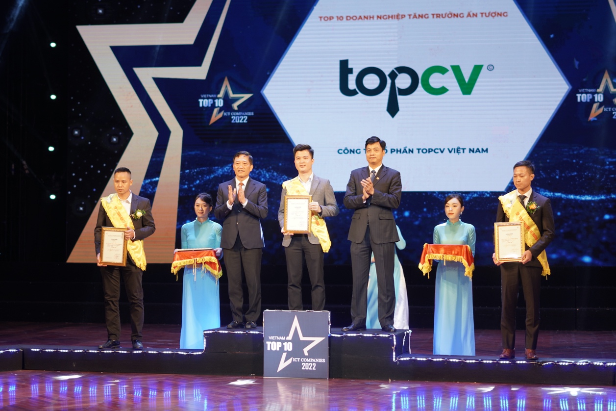 CEO TopCV Trần Trung Hiệu nhận giải thưởng 