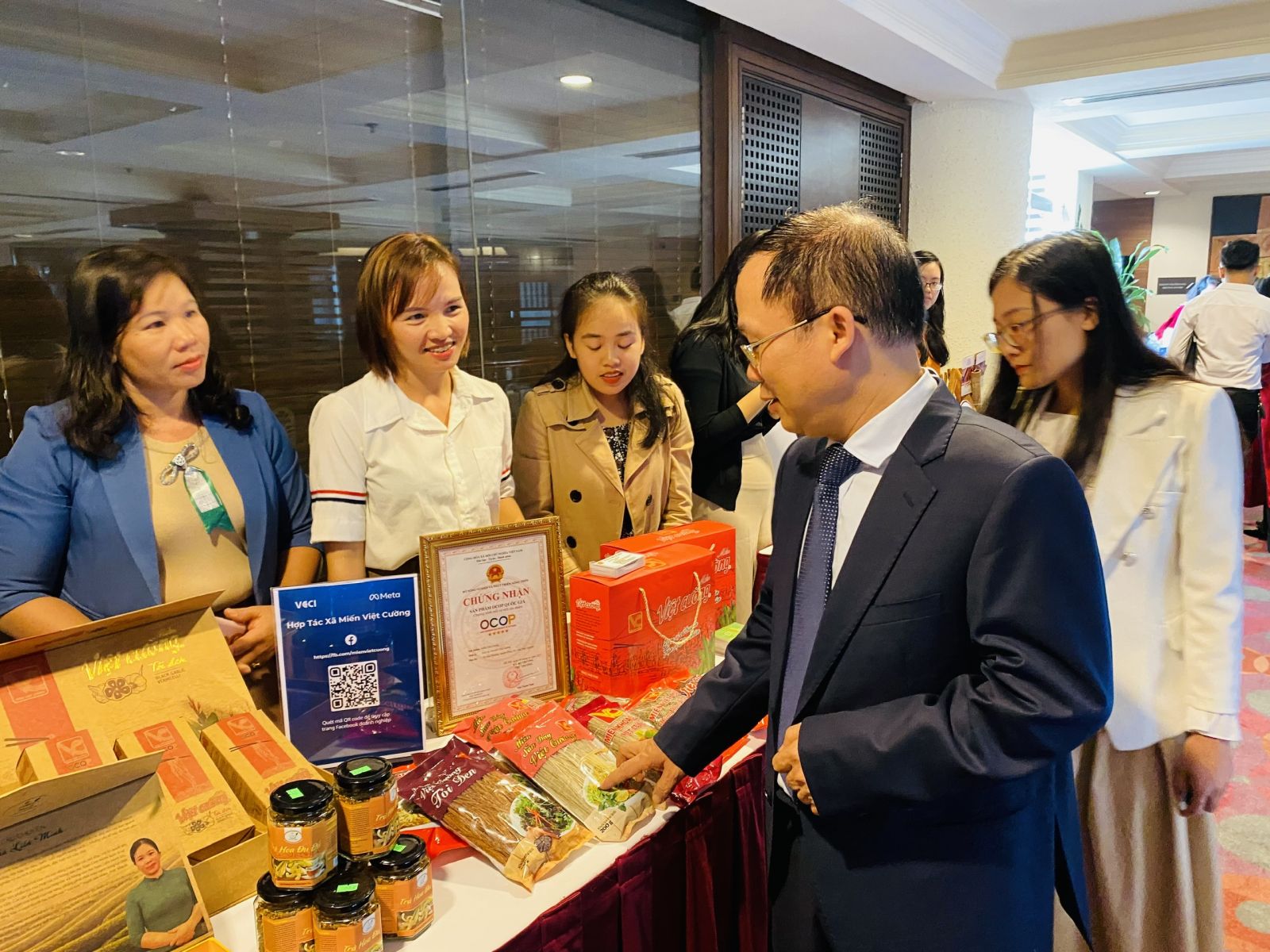 Phó Chủ tịch VCCI Bùi Trung Nghĩa thăm khu trưng bày sản phẩm OCOP 5 sao của tỉnh Thái Nguyên được giới thiệu trong cuốn sổ tay điện tử