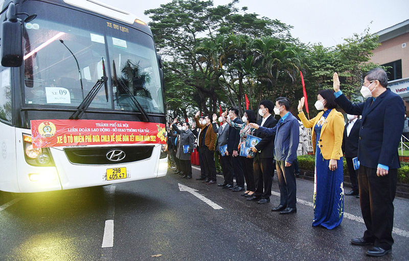 TP Hà Nội tiếp tục tổ chức hàng trăm chuyến xe miễn phí đưa công nhân về quê ăn Tết, chia sẻ khó khăn với người lao động và doanh nghiệp