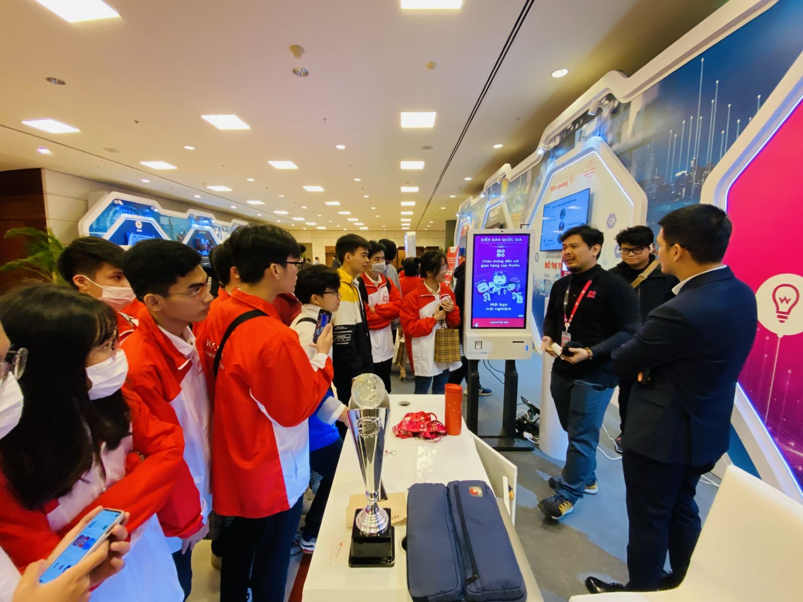Nhiều bạn trẻ quan tâm tìm hiểu sản phẩm công nghệ số Make in Vietnam 