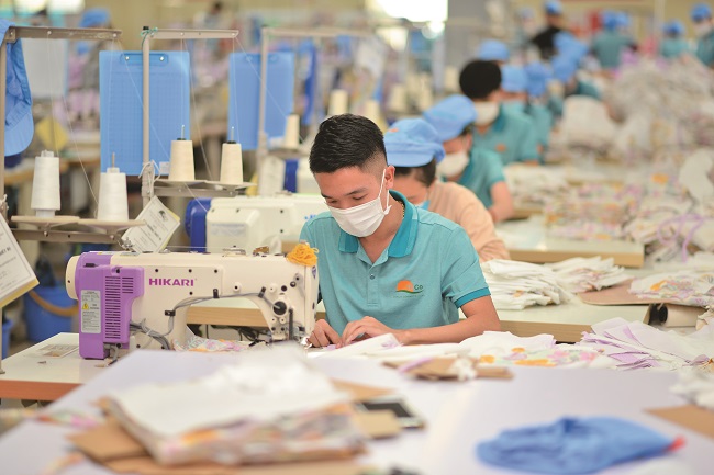 Các nhà máy dệt may đang nỗ lực tìm kiếm đơn hàng duy trì sản xuất và việc làm cho người lao động