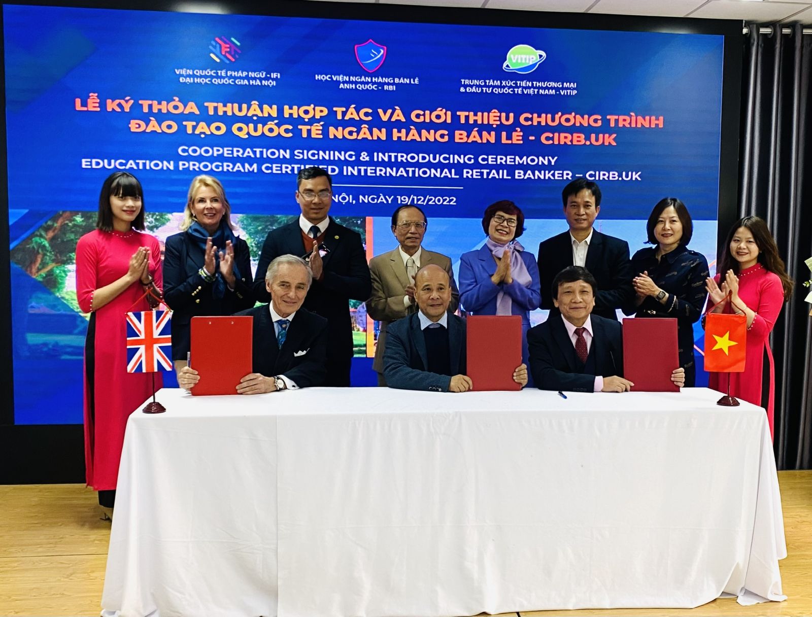 Đại diện Viện Quốc tế Pháp ngữ, RBI và Trung tâm Xúc tiến đầu tư thương mại quốc tế Việt Nam ký kết hợp tác