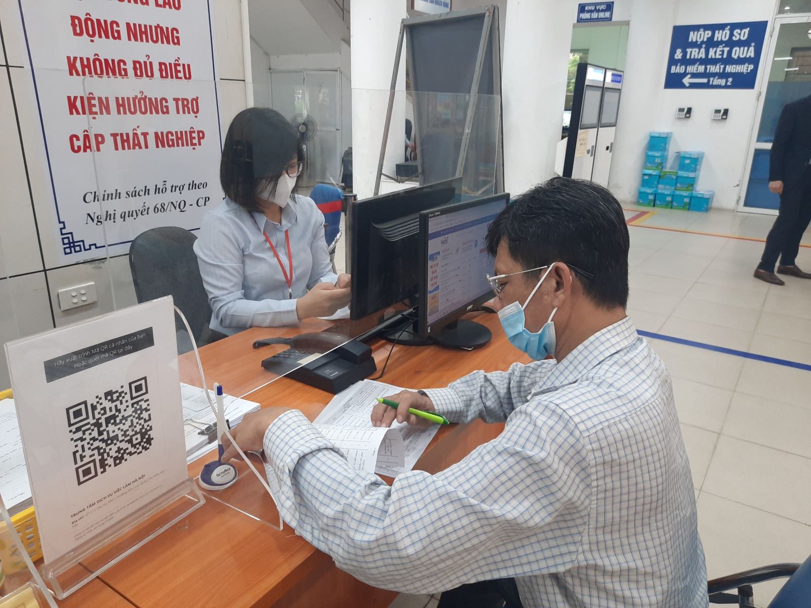 Người lao động làm thủ tục hưởng trợ cấp thất nghiệp tại Hà Nội