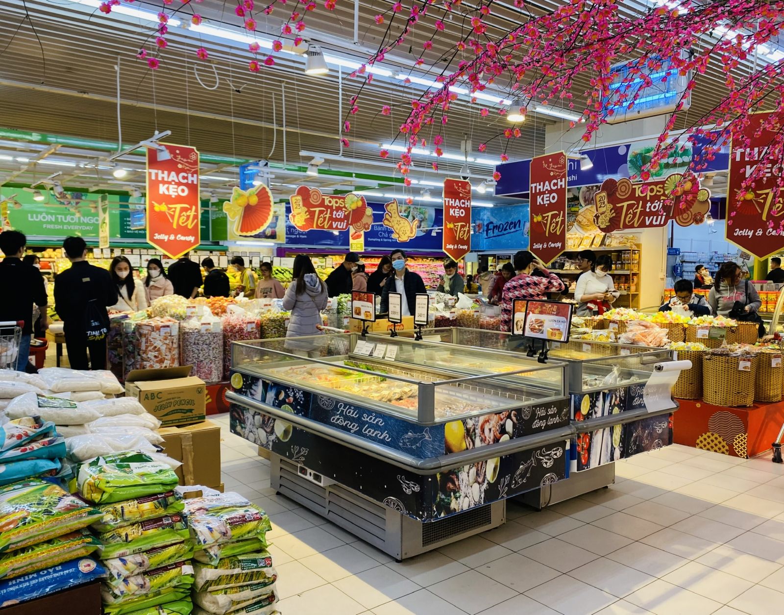 Người dân mua sắm hàng hoá thực phẩm Tết đã tăng hơn so với ngày thường