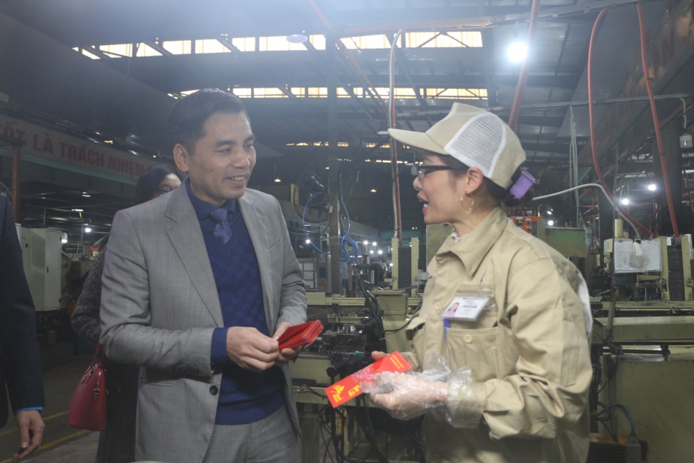 Phó Chủ tịch Liên đoàn Lao động TP Hà Nội Lê Đình Hùng mừng tuổi đầu xuân công nhân công ty CP dụng cụ cơ khí xuất khẩu