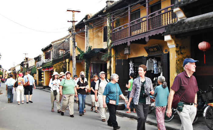 Khách quốc tế tham quan phố cổ Hội An, tỉnh Quảng Nam