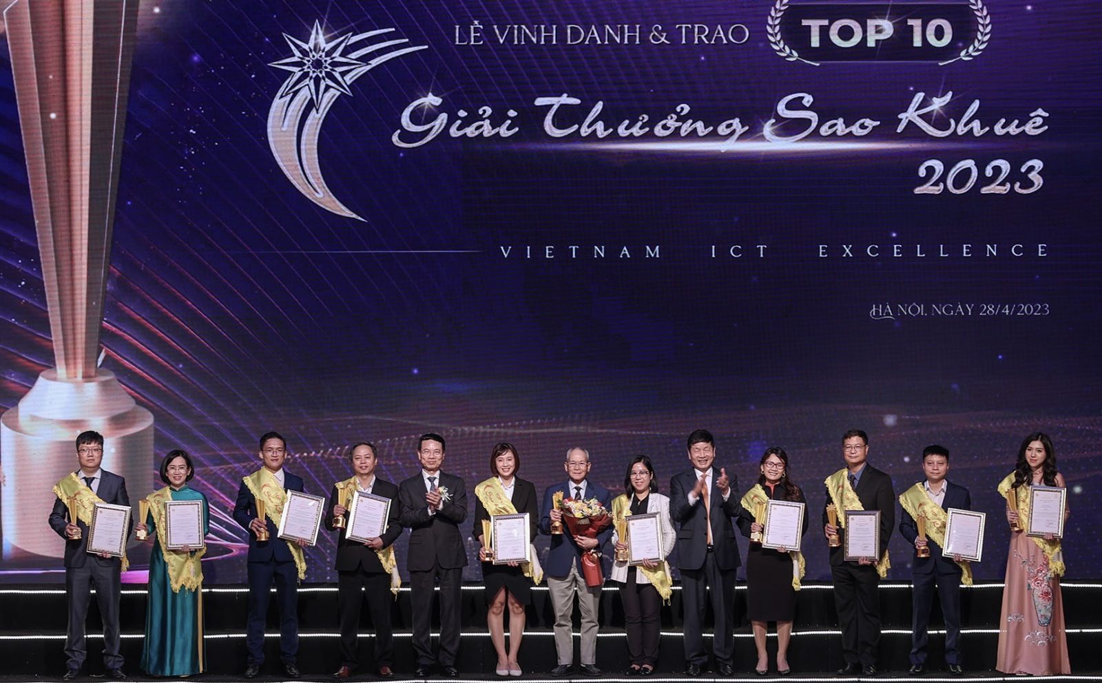 Bộ trưởng Bộ Thông tin Truyền thông Nguyễn Mạnh Hùng và Chủ tịch Hội đồng sáng lập VINASA trao giải cho 10 đề cử xuất sắc nhất