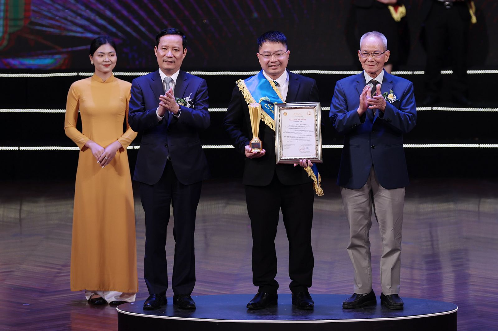 Chủ tịch VCCI Phạm Tấn Công và nguyên Thứ trưởng Thường trực Bộ Thông tin Truyền thông Mai Liêm Trực trao các giải thưởng xuất sắc 