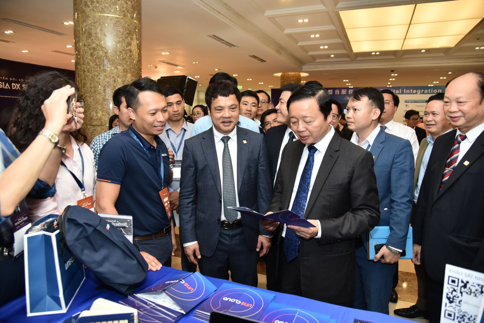 Phó Thủ tướng Trần Hồng Hà tham quan các gian trưng bày của doanh nghiệp ICT