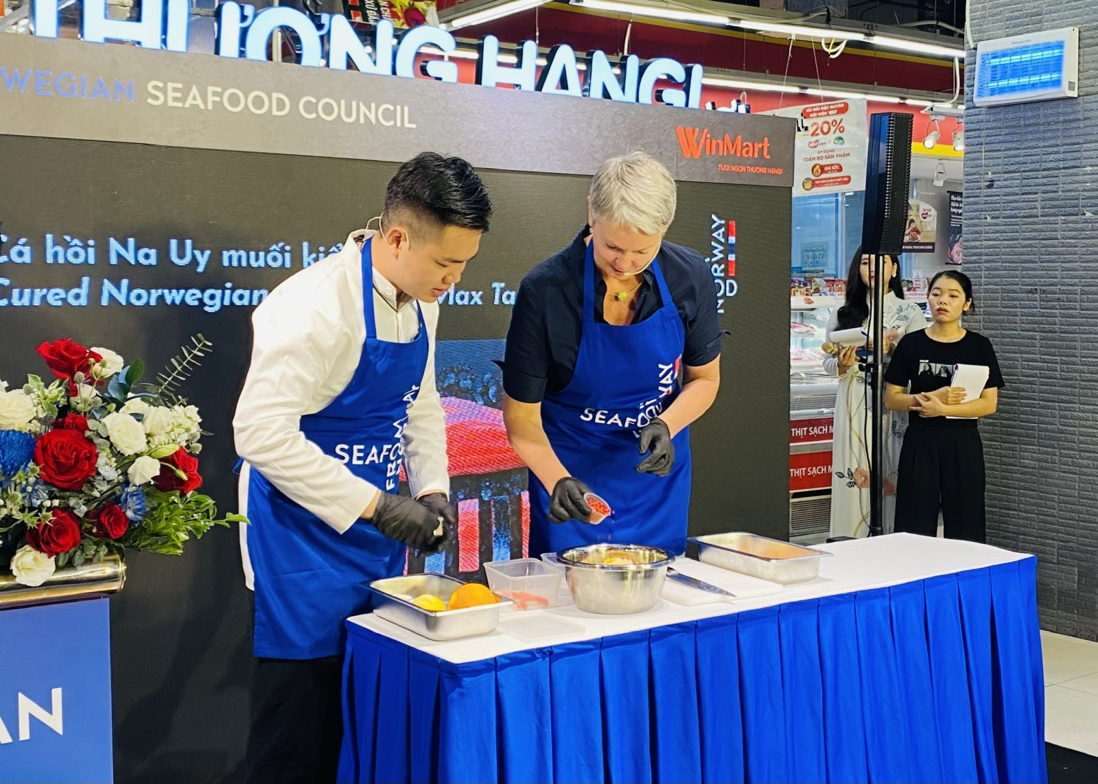 Nữ Đại sứ Na Uy tại Việt Nam chế biến món cá hồi muối từ những nguyên liệu của Na Uy và Việt Nam