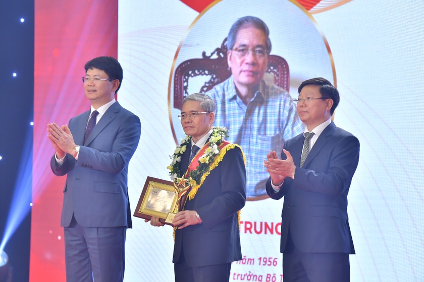 Trưởng ban Tuyên giáo TW Trần Thanh Lâm và Thứ trưởng Bộ Tư pháp Nguyễn Thanh Tịnh trao kỷ niệm chương, giấy chứng nhận và tặng hoa chúc mừng cá nhân được vinh danh 
